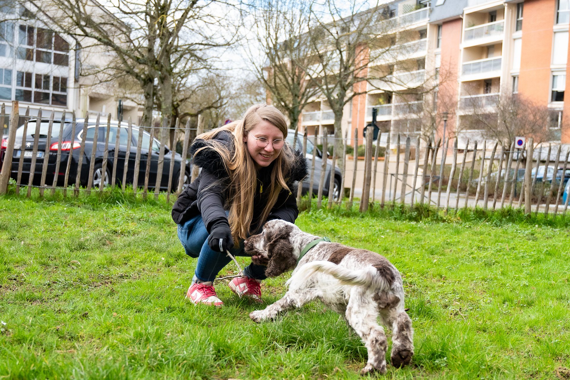 Juliette en promenade avec un chien